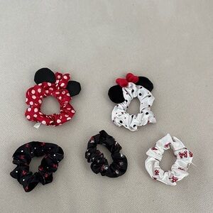 DISNEY MINNIE MOUSE SET OF 5 HAIR SCRUNCHIES NEVER USED/WORN